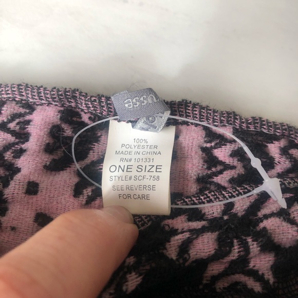 NWOT Winter Themed Scarf - Picture 3 of 4